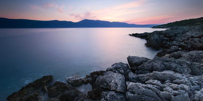 女性荷尔蒙平衡的天然调理：月见草油、圣洁莓与燕窝灵芝的养生智慧
